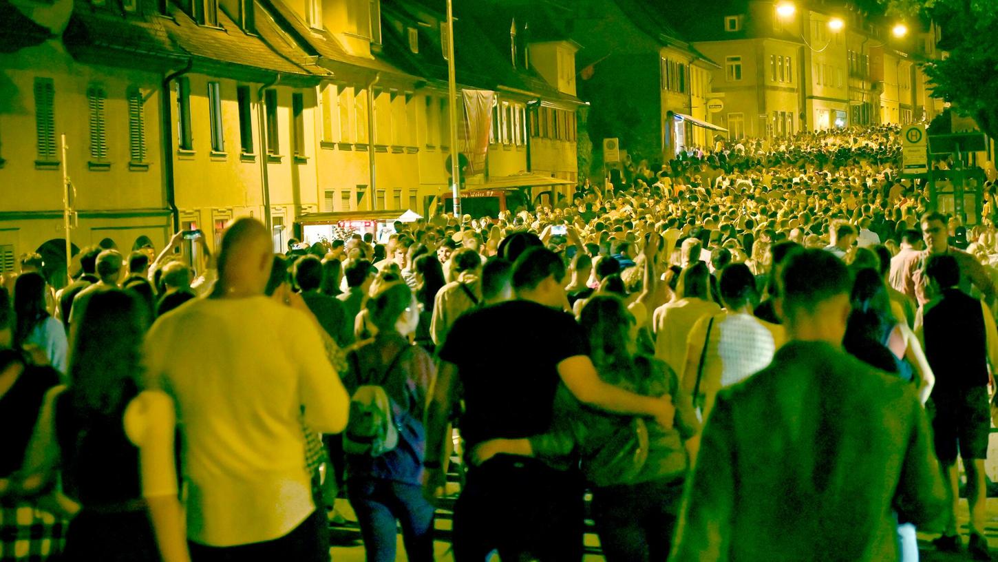 Nach der Bergkirchweih ist auf den Straßen Erlangens viel los (Symbolfoto). Diesmal musste die Polizei einschreiten, als auf der Straße vor einem Club in der Erlanger Innenstadt zeigte ein 20-jähriger Erlanger einen Hitlergruß. Nach der Bergkirchweih ist auf den Straßen Erlangens viel los (Symbolfoto). Diesmal musste die Polizei einschreiten, als auf der Straße vor einem Club in der Erlanger Innenstadt zeigte ein 20-jähriger Erlanger einen Hitlergruß.