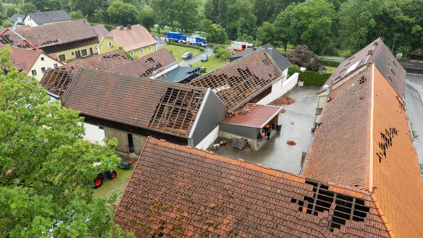 In der Oberpfalz, im Bereich des Ortsteils Süß (Lkr. Amberg-Sulzbach), ist am Samstag ein vermuteter Tornado durchgezogen und hat erhebliche Schäden hinterlassen. Die Kreisbrandinspektion Amberg-Sulzbach spricht offiziell von einer starken Windböe, Augenzeugen sahen allerdings einen Tornado mit etwa 50 Meter Durchmesser. In der Oberpfalz, im Bereich des Ortsteils Süß (Lkr. Amberg-Sulzbach), ist am Samstag ein vermuteter Tornado durchgezogen und hat erhebliche Schäden hinterlassen. Die Kreisbrandinspektion Amberg-Sulzbach spricht offiziell von einer starken Windböe, Augenzeugen sahen allerdings einen Tornado mit etwa 50 Meter Durchmesser.