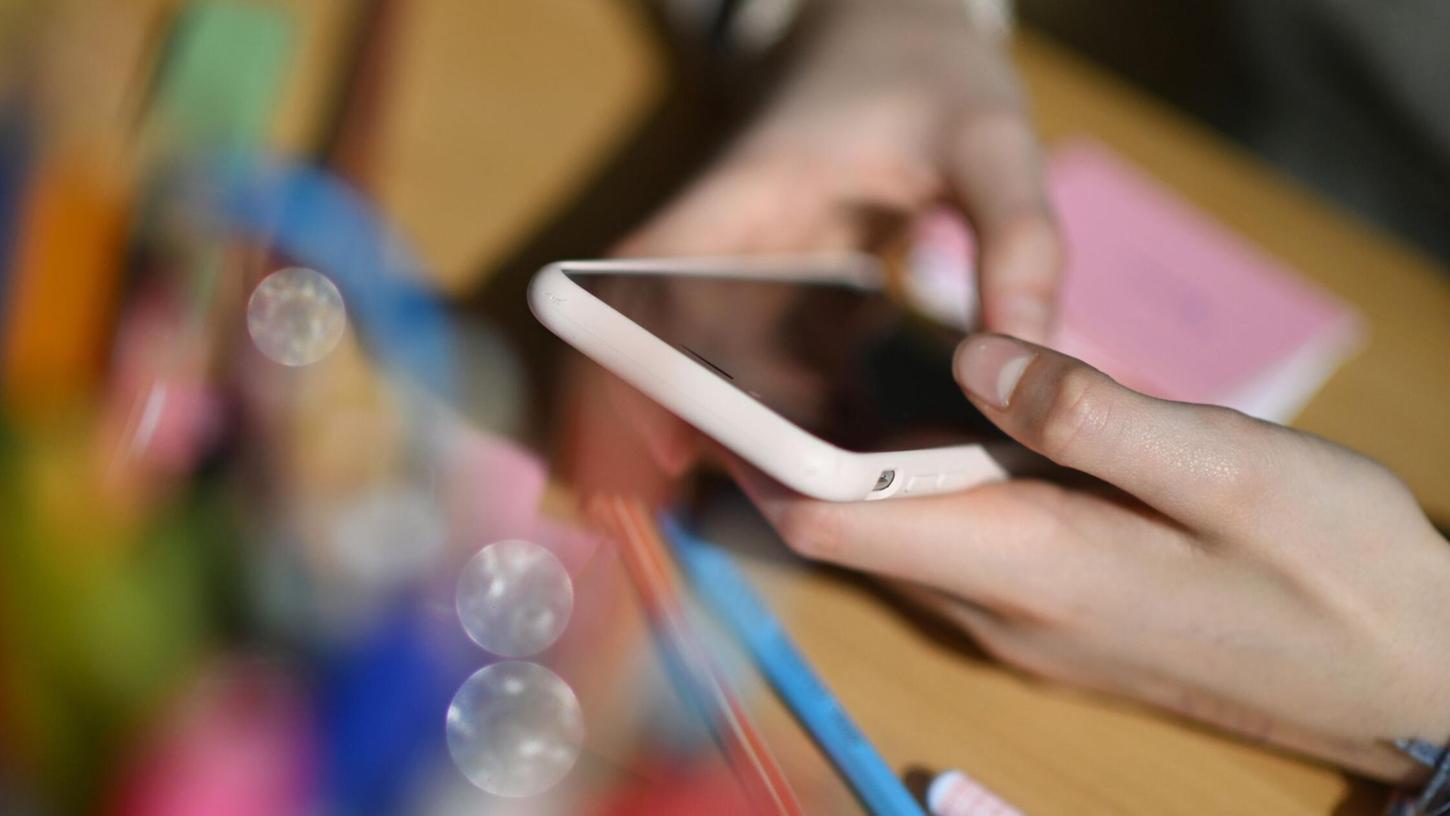Jugendliche verbringen oft täglich mehrere Stunden mit dem Smartphone in der Hand. (Symbolbid) Jugendliche verbringen oft täglich mehrere Stunden mit dem Smartphone in der Hand. (Symbolbid)