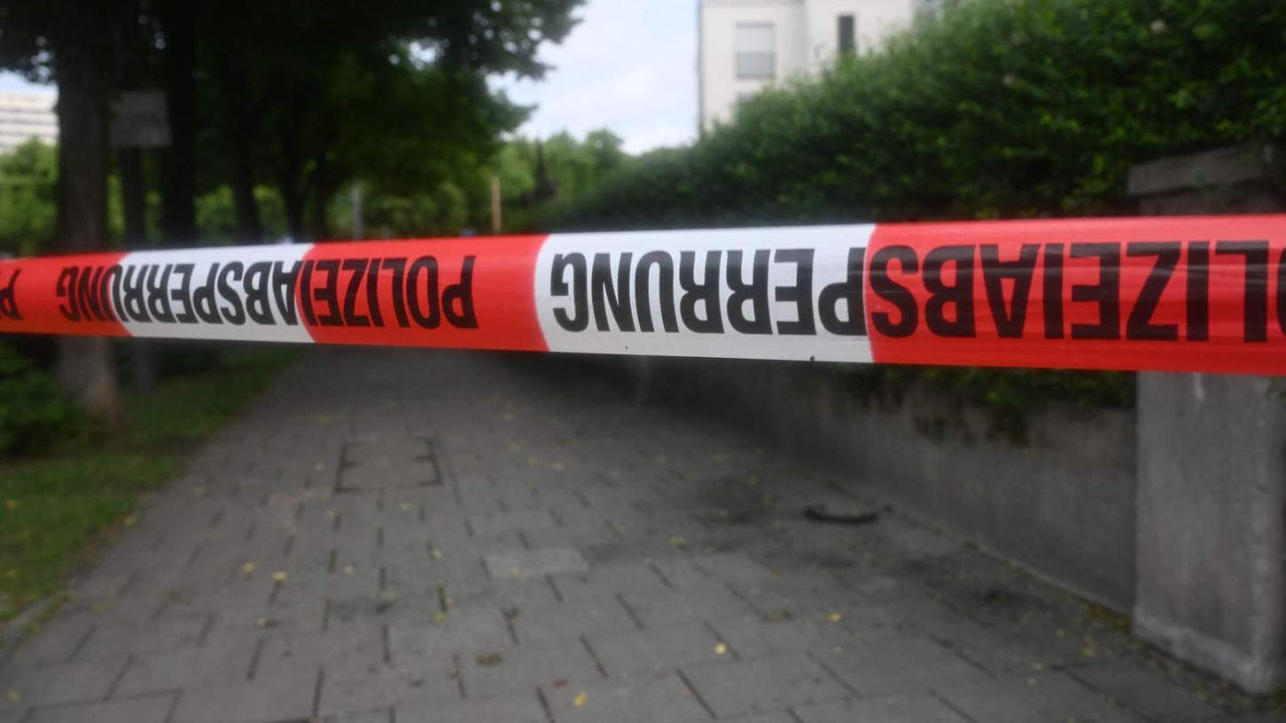 Mit Absperrband war ein Weg abgeriegelt worden. Mit Absperrband war ein Weg abgeriegelt worden.