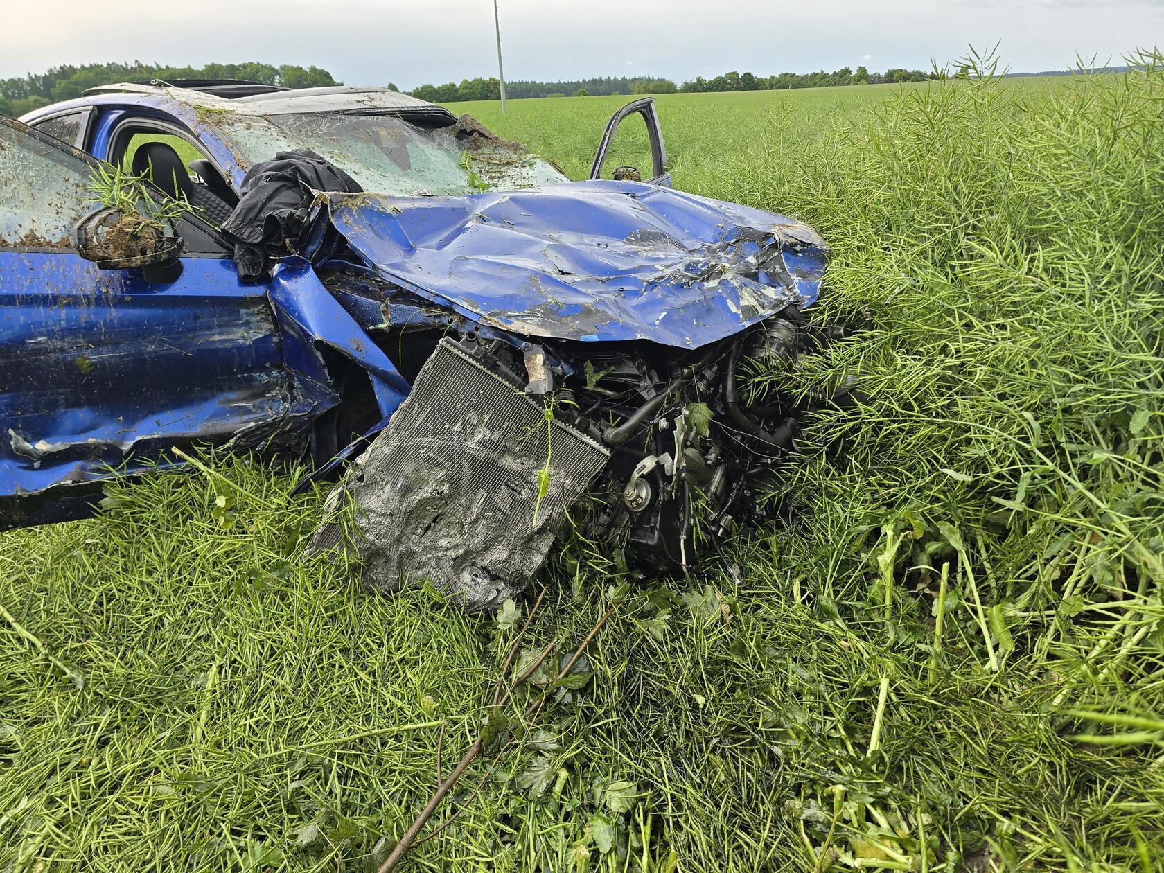 Aus noch nicht geklärt Gründen prallt ein Audi alleinbeteiligt in die Leitplanke, schleudert zurück und kommt Dutzende Meter später nochmals von der Fahrbahn ab, so die Verkehrsinspektion Regensburg auf Nachfrage.