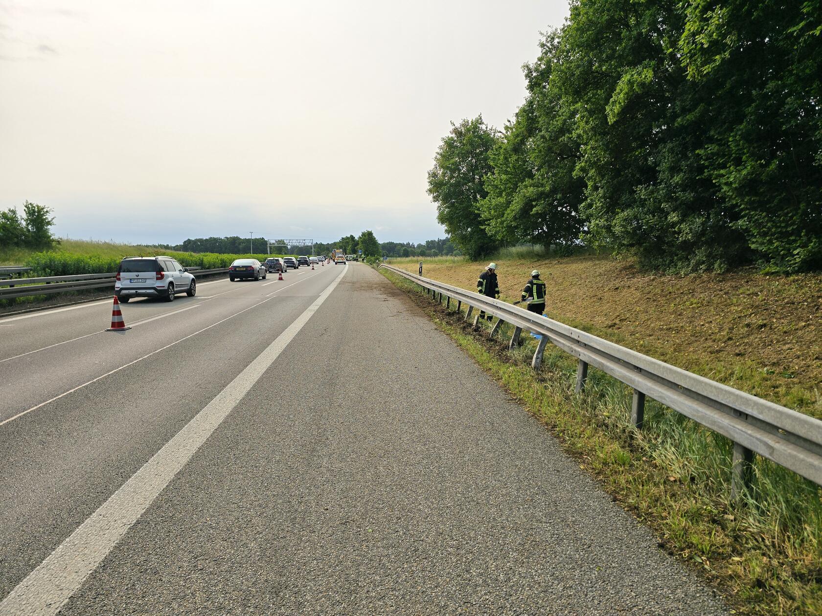 Der Wagen schanzt über einen Baumstumpf und landet Dutzende Meter weiter, nach mehrfachem Überschlag in einem angrenzenden Feld.