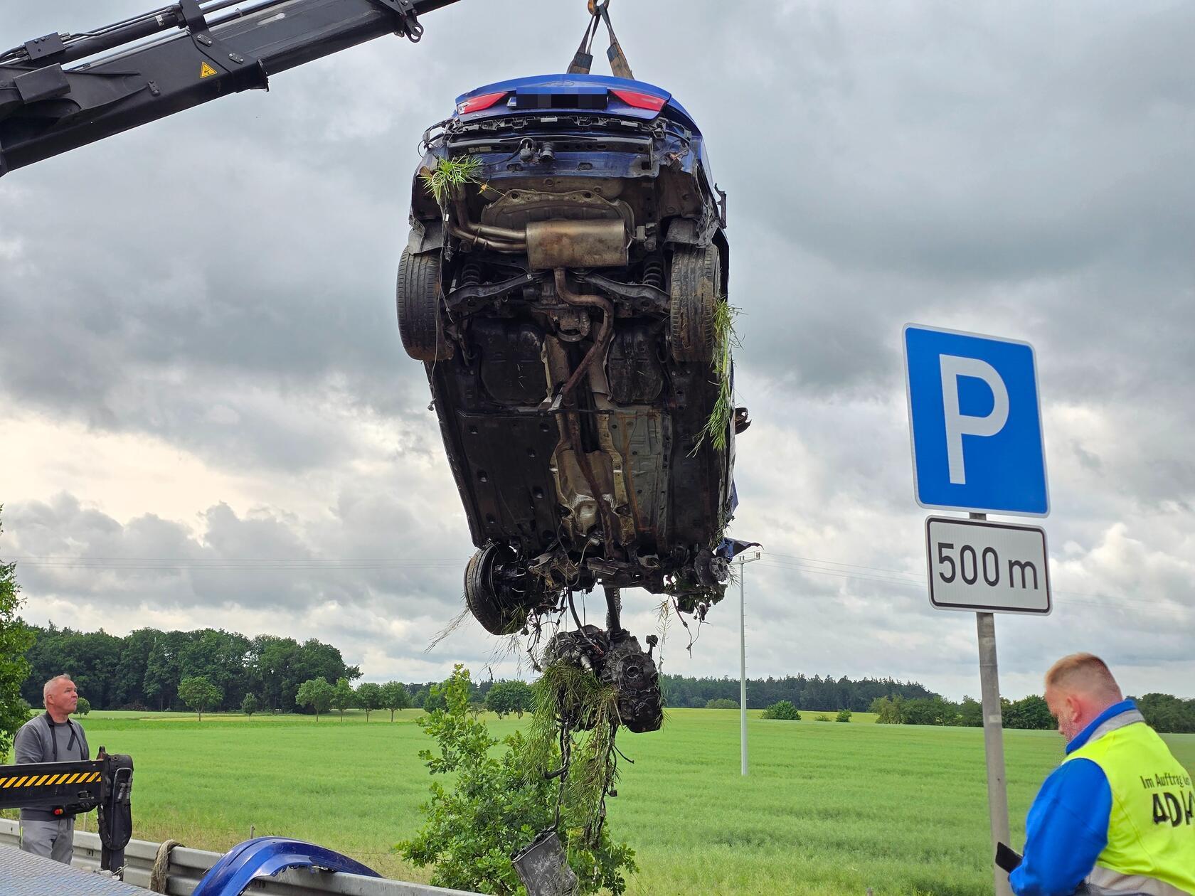 Am Pkw entstand ein Totalschaden. Die Autobahn in Fahrtrichtung Passau, auf der die beiden unterwegs waren, war für eine knappe Stunde vollgesperrt.