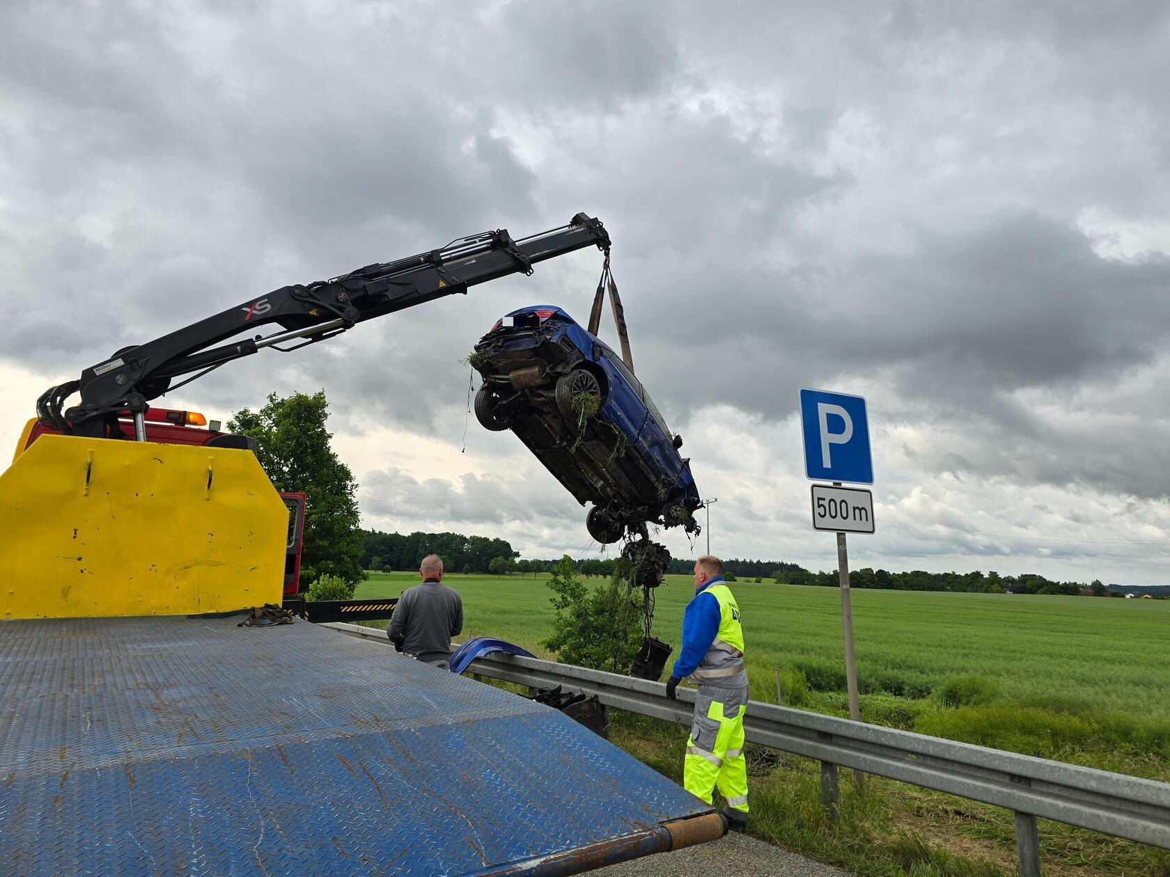 Neben der Polizei waren auch Feuerwehrkräfte und ein Abschleppdienst im Einsatz an der A3.