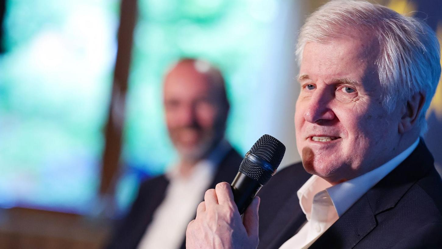 Bayerns früherer Ministerpräsident Horst Seehofer (CDU) lag in der Migrationspolitik mit Kanzlerin Angela Merkel (CDU) über Kreuz. (Archivbild) Bayerns früherer Ministerpräsident Horst Seehofer (CDU) lag in der Migrationspolitik mit Kanzlerin Angela Merkel (CDU) über Kreuz. (Archivbild)