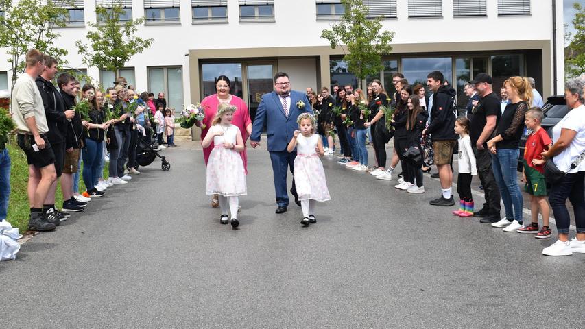 Ein Bund fürs Leben: Barbara und Marcel sagen in Pilsach feierlich Ja zueinander Ein Bund fürs Leben: Barbara und Marcel sagen in Pilsach feierlich Ja zueinander