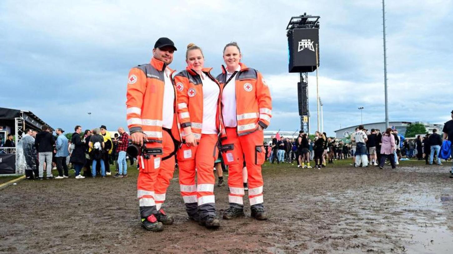 Alle Hände voll zu tun hatten die über 1000 Sanitäter dieses Jahr bei Rock im Park in Nürnberg. Alle Hände voll zu tun hatten die über 1000 Sanitäter dieses Jahr bei Rock im Park in Nürnberg.