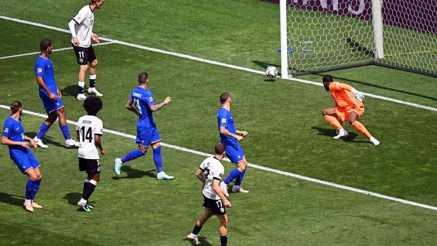 Florian Wirtz (r) im Pech. Sein Schuss prallt an den Pfosten. Florian Wirtz (r) im Pech. Sein Schuss prallt an den Pfosten.