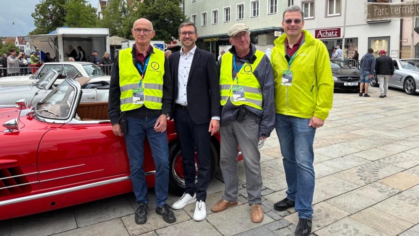 Organisator Manfred Schreiner mit Bürgermeister Marco Gmelch sowie die Organisatoren Harrn Schumacher und Thomas Thomann eröffneten das 14. Oldtimertreffen in Neumarkt. Organisator Manfred Schreiner mit Bürgermeister Marco Gmelch sowie die Organisatoren Harrn Schumacher und Thomas Thomann eröffneten das 14. Oldtimertreffen in Neumarkt.