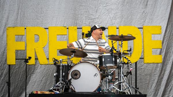 Um 11.15 Uhr wurde das Geheimnis dann gelüftet: Die Sportfreunde Stiller eröffnen den Sonntag auf der Utopia Stage.