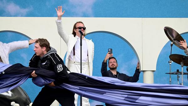 Denn: Bei den Künstlern handelt es sich um eine Italo-Schlager-Band aus Augsburg und München.