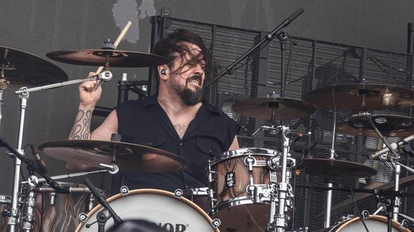 Bekannt ist der Musikinstrumentalist für seine kreativen Metal-Cover von Pop-Hits - vor allem auf YouTube.