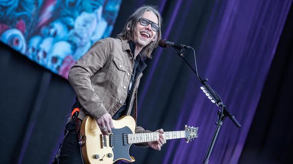 Myles-Kennedy ist Sänger, Gitarrist und Songwriter und bekannt als Frontmann von Alter Bridge und Leadsänger von Slash & The Conspirators.