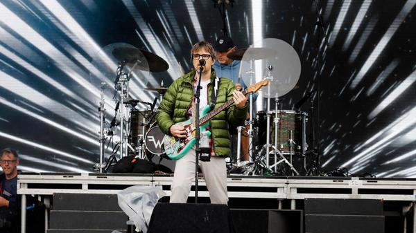 Auch Weezer durfte am Sonntagnachmittag die Fans vor der Utopia Stage verzaubern.