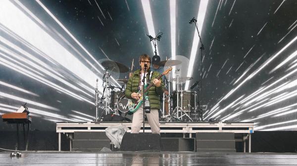 Sie stechen unter anderem durch oft humorvolle, autobiografische Texte hervor, die Themen wie Beziehungen, Selbstzweifel und Erwachsenwerden behandeln.