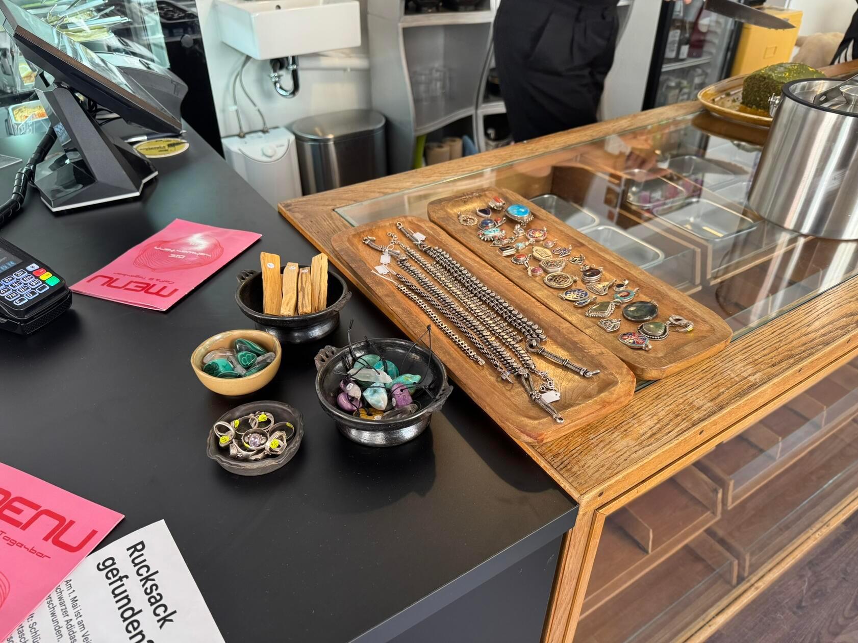 … gibt es auch Schmuck …