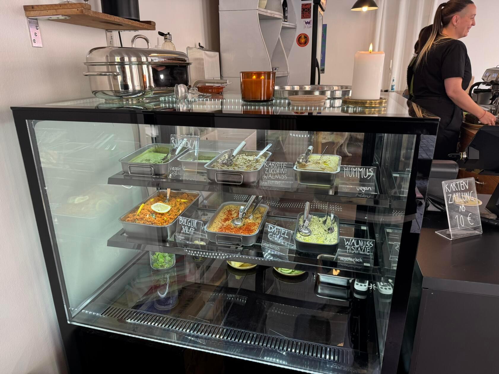 … verschiedene Pasten, wie Hummus, Bulgur- oder Couscoussalat …