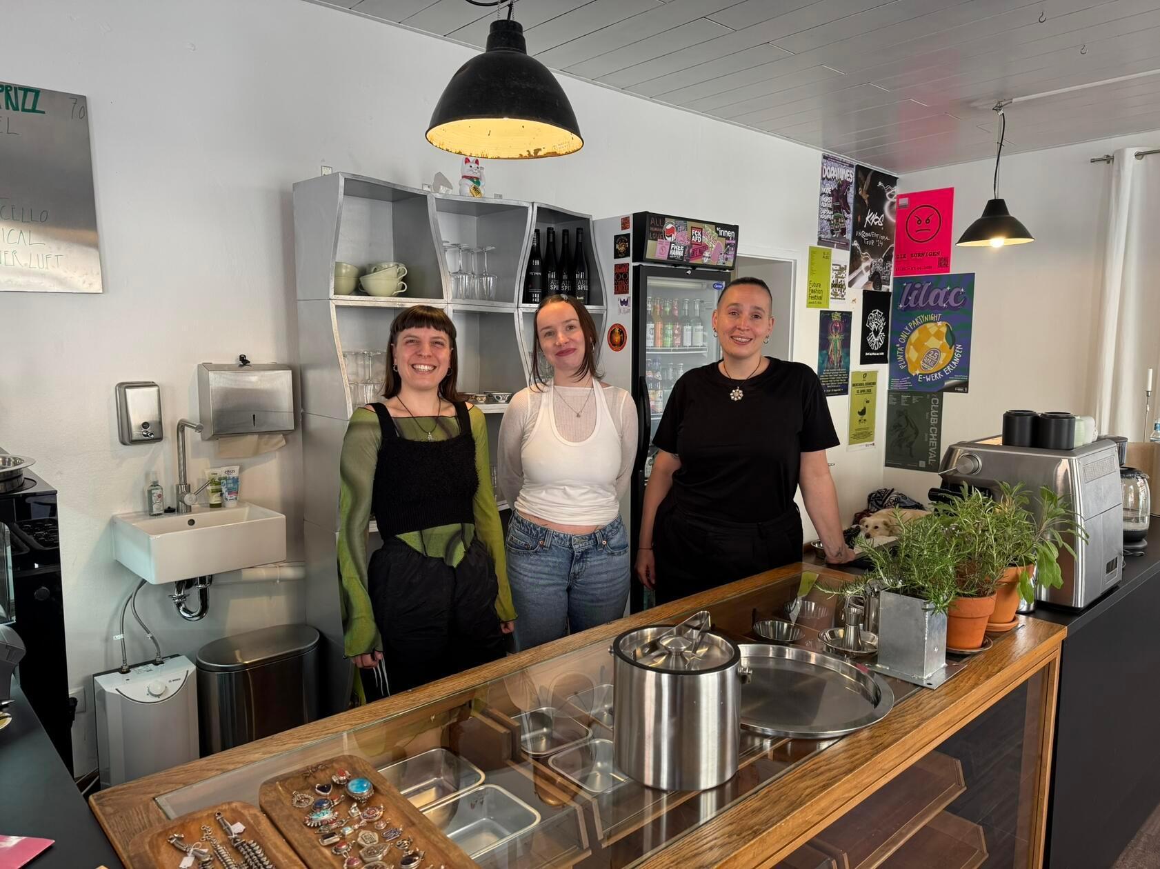 Die stolzen Inhaberinnen Janina, Ida und Fabienne Huth.