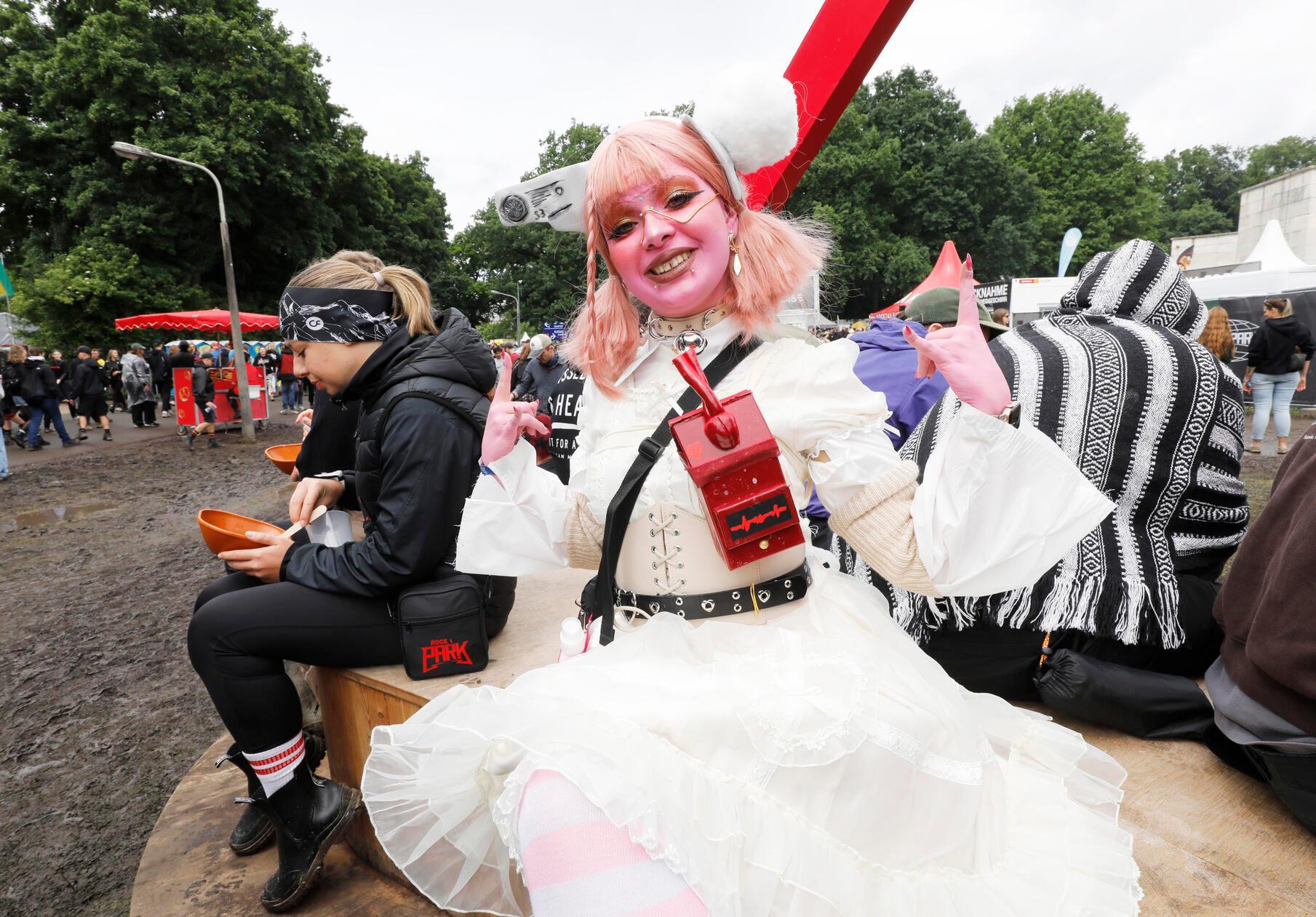 Mit diesem Kostüm und vor allem der Schminke dürfte diese junge Frau auf dem Feld aufgefallen sein.