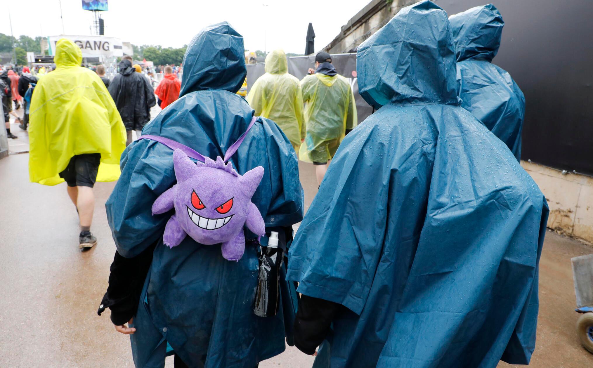 Hier hat der Regenponcho wohl nicht gereicht - da musste noch etwas Auffälliges mit dabei sein.
