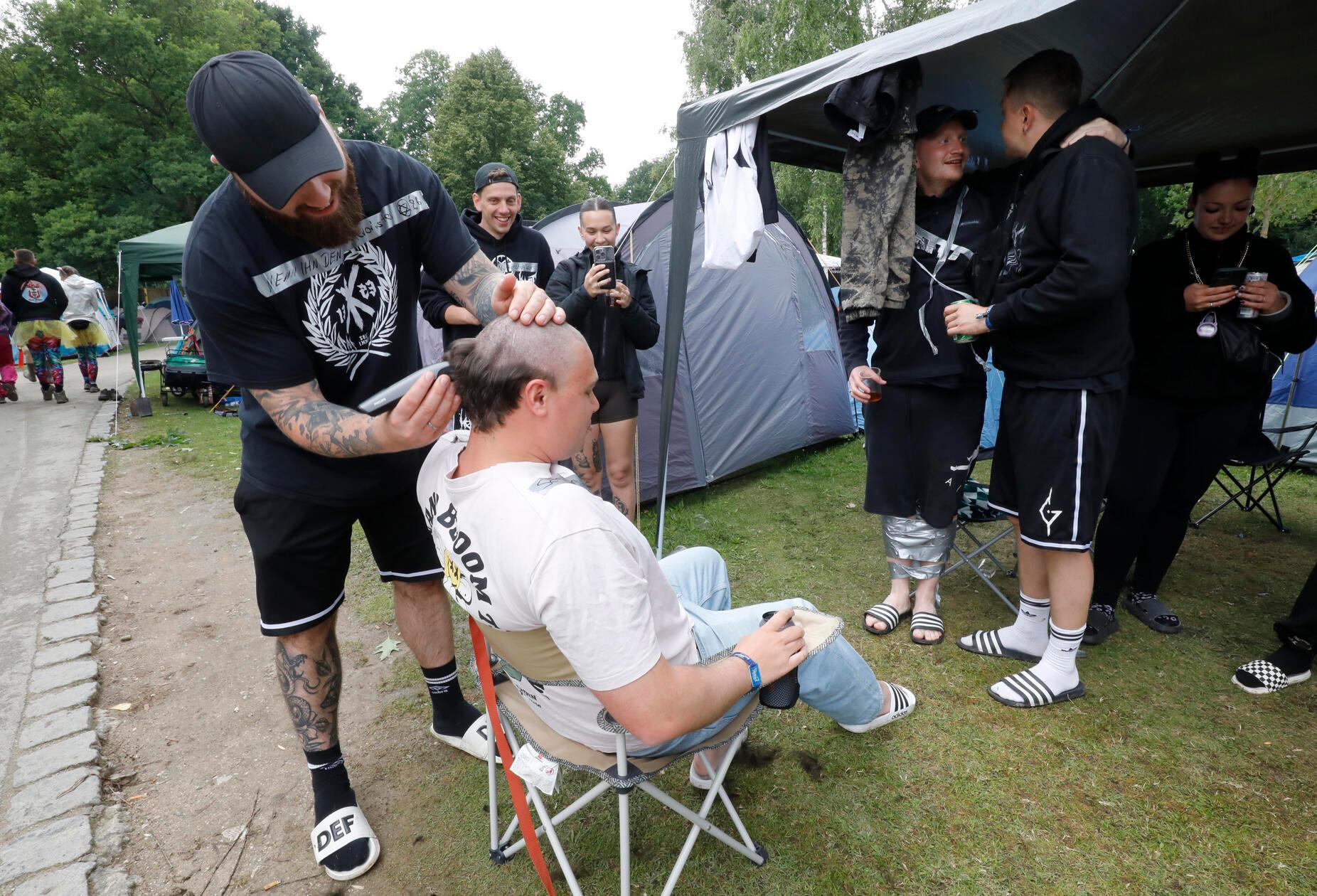 Ob Familie und Freunde ihn nach diesem spontanen "Friseur"-Besuch wiedererkennen werden?