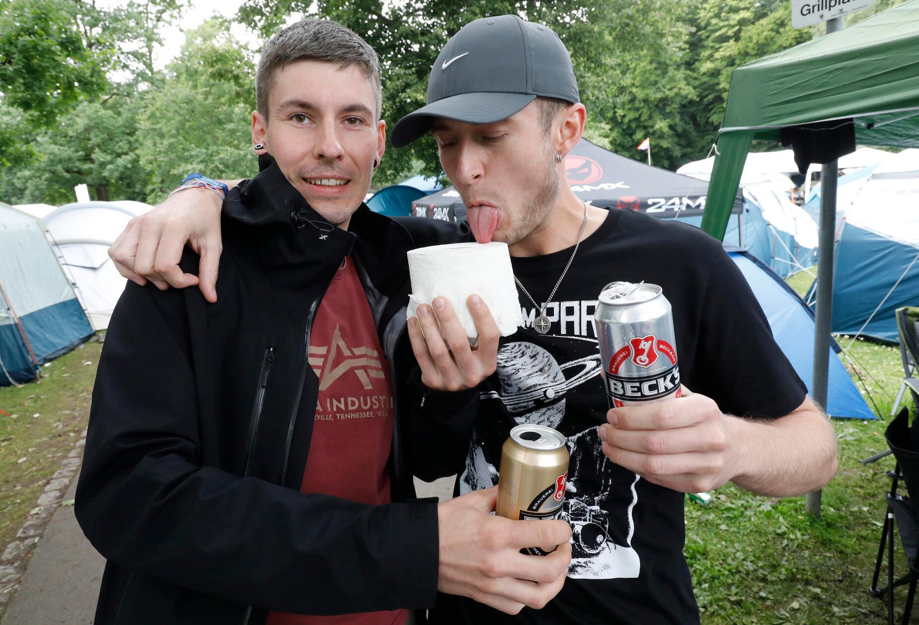 Bier und ne Rolle Klopapier? Da kann sich jeder selbst seinen Reim drauf machen.