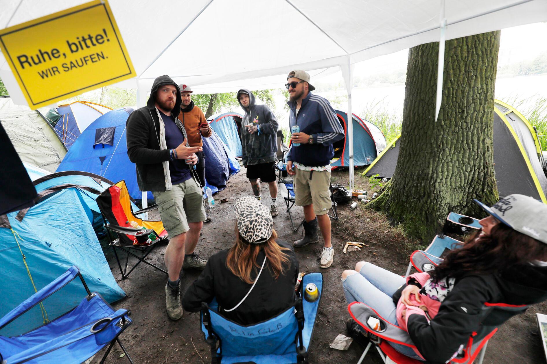 "Ruhe, bitte! Wir saufen" - klar Anweisung an alle, die an diesem Camp vorbeikommen.