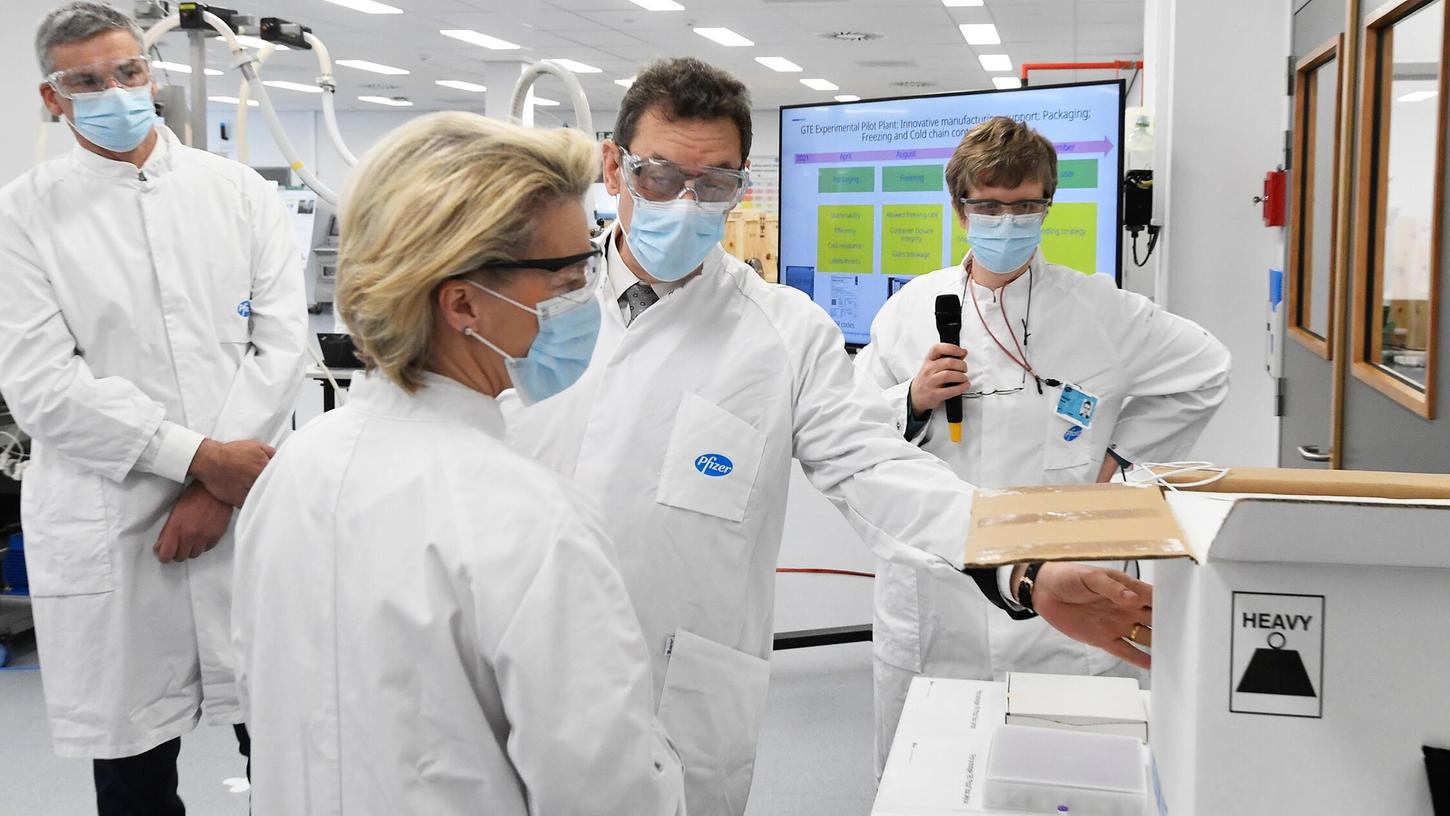 ARCHIV - 23.04.2021, Belgien, Puurs: Ursula von der Leyen (2.v.l), Präsidentin der Europäischen Kommission, spricht bei einem Besuch beim Pharmaunternehmen Pfizer mit Albert Bourla (M), Geschäftsführer von Pfizer. (Symbolbild) ARCHIV - 23.04.2021, Belgien, Puurs: Ursula von der Leyen (2.v.l), Präsidentin der Europäischen Kommission, spricht bei einem Besuch beim Pharmaunternehmen Pfizer mit Albert Bourla (M), Geschäftsführer von Pfizer. (Symbolbild)