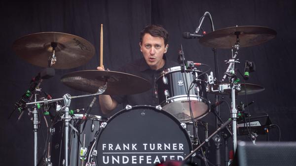 Für gewöhnlich - so auch auf Rock im Park - spielt er seine Konzerte aber gemeinsam mit seiner Band The Sleeping Souls.