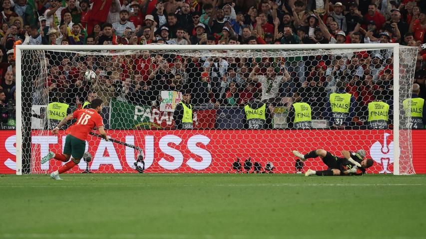 Der entscheidende Elfmeter: Ruben Neves vewandelt. Der entscheidende Elfmeter: Ruben Neves vewandelt.