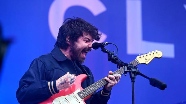 ...und Simon Neil geben alles.