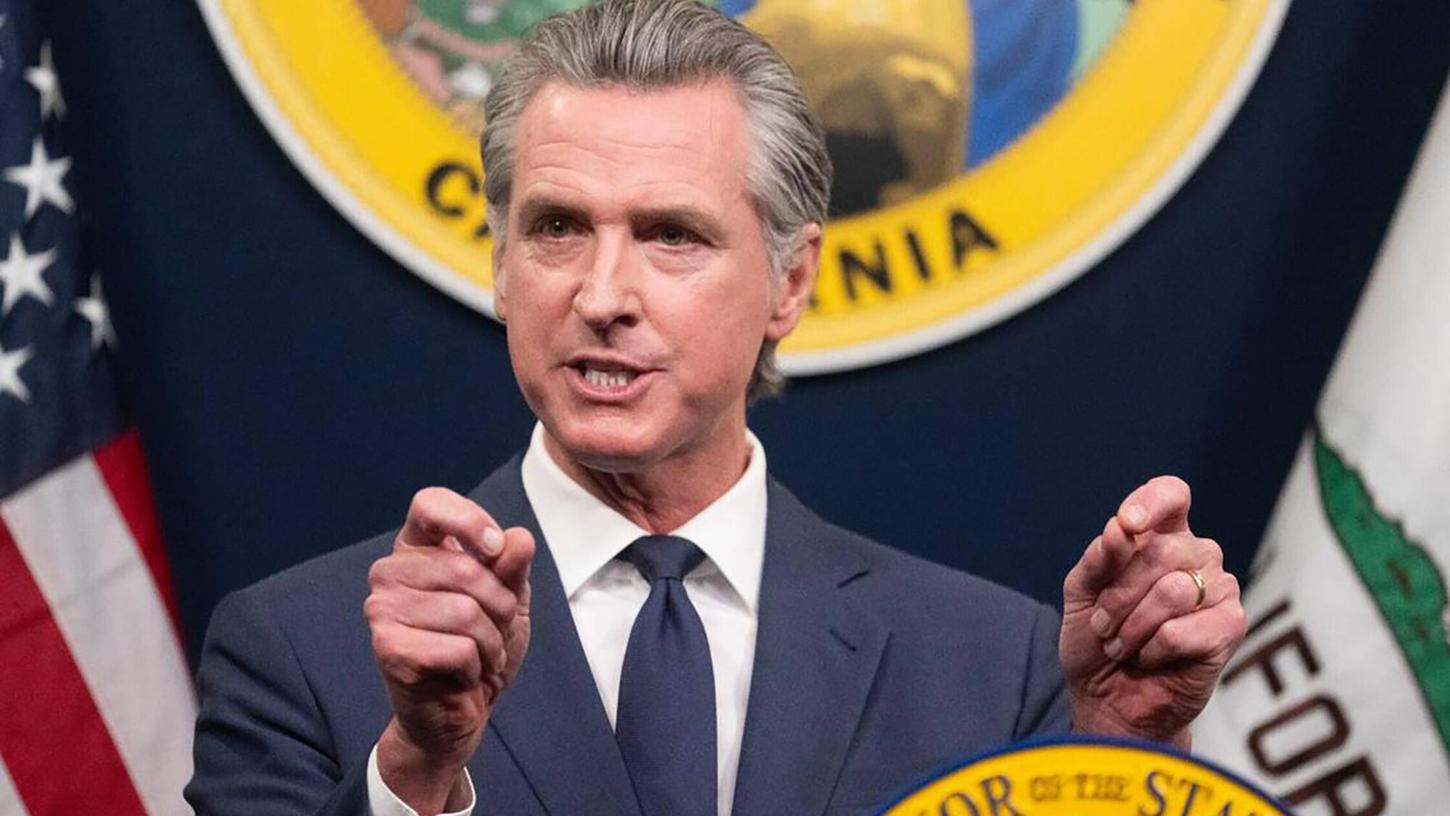 „Die Demokratie wird vor unseren Augen angegriffen“, sagte Gavin Newsom in einer feurigen Rede. „Die Demokratie wird vor unseren Augen angegriffen“, sagte Gavin Newsom in einer feurigen Rede.