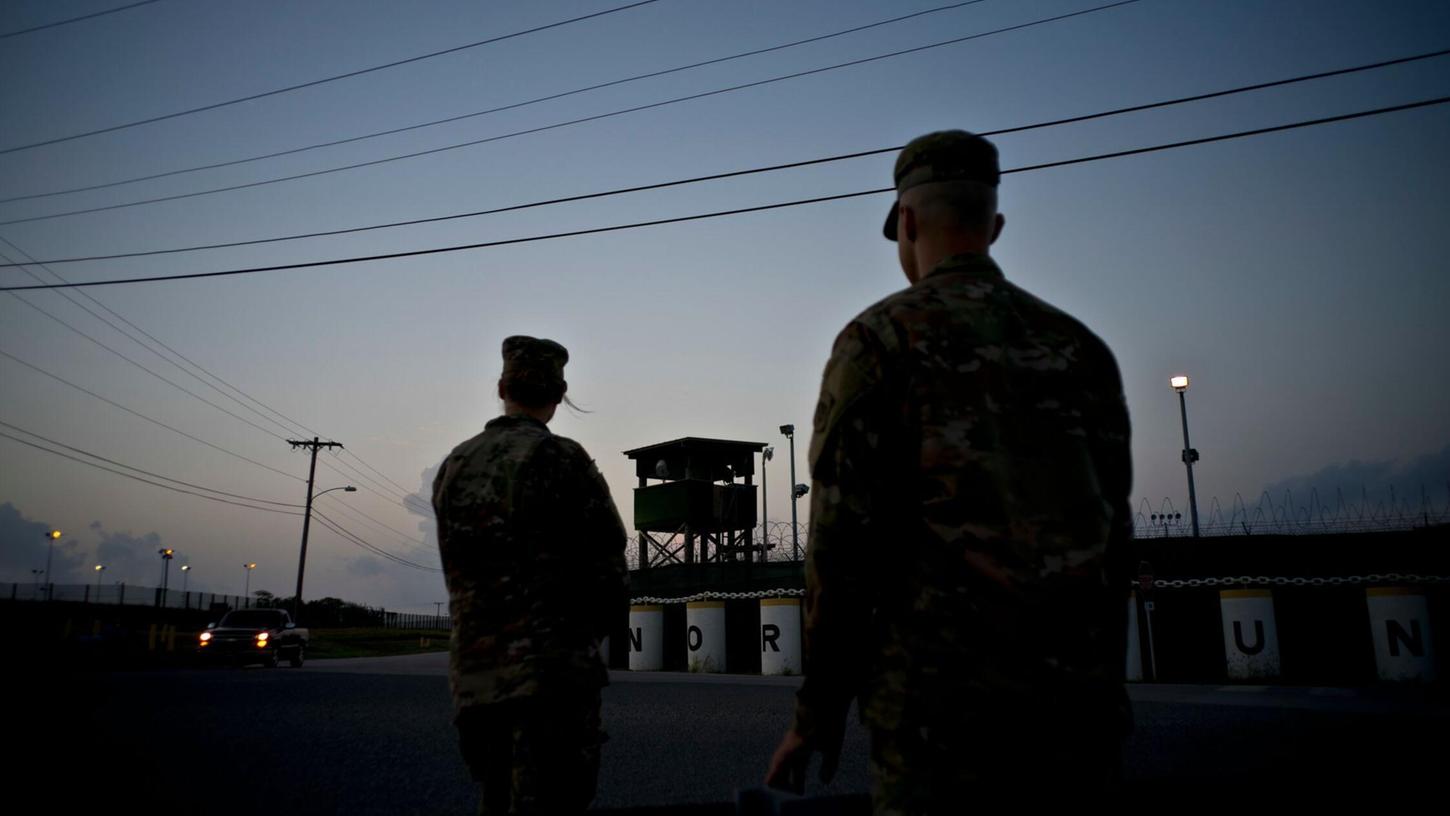 Auf diesem von US-Militärs überprüften Foto stehen Soldaten vor dem Camp Delta im Gefangenenlager Guantanamo Bay Wache. Insgesamt waren fast 800 Menschen zeitweise in dem Lager, das nach den Terroranschlägen vom 11. September 2001 unter Präsident Bush errichtet wurde, auf Kuba inhaftiert. Auf diesem von US-Militärs überprüften Foto stehen Soldaten vor dem Camp Delta im Gefangenenlager Guantanamo Bay Wache. Insgesamt waren fast 800 Menschen zeitweise in dem Lager, das nach den Terroranschlägen vom 11. September 2001 unter Präsident Bush errichtet wurde, auf Kuba inhaftiert.