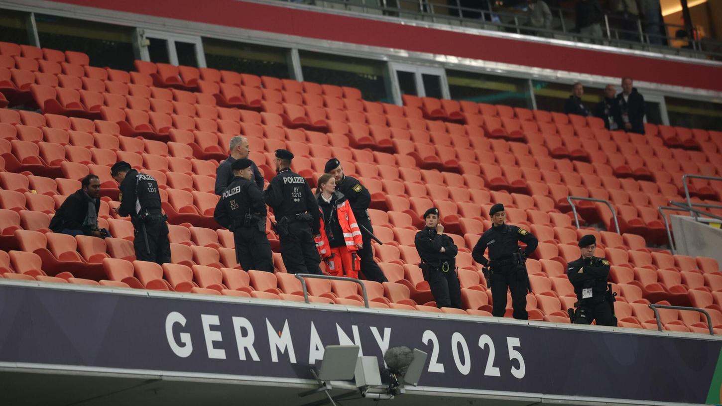 Ein Mann aus dem Landkreis Garmisch-Partenkirchen stürzte in München von der Tribüne und starb an den Folgen. Ein Mann aus dem Landkreis Garmisch-Partenkirchen stürzte in München von der Tribüne und starb an den Folgen.