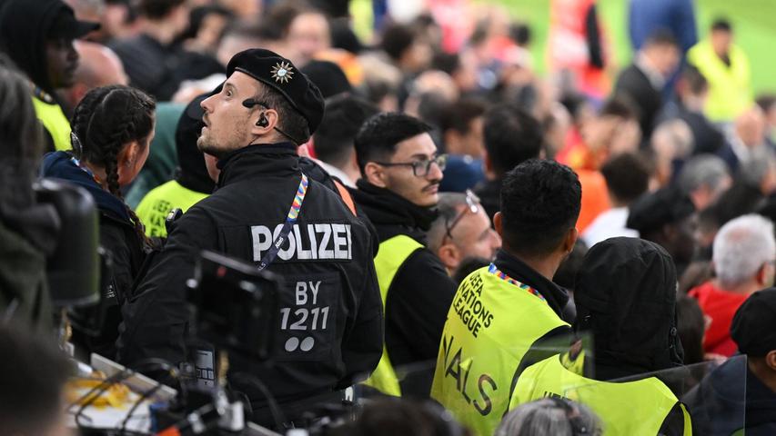 Der Vorfall in der Verlängerung sorgte für ein Großaufgebot an Sicherheitskräften und medizinischem Personal auf der Tribüne. Der Vorfall in der Verlängerung sorgte für ein Großaufgebot an Sicherheitskräften und medizinischem Personal auf der Tribüne.