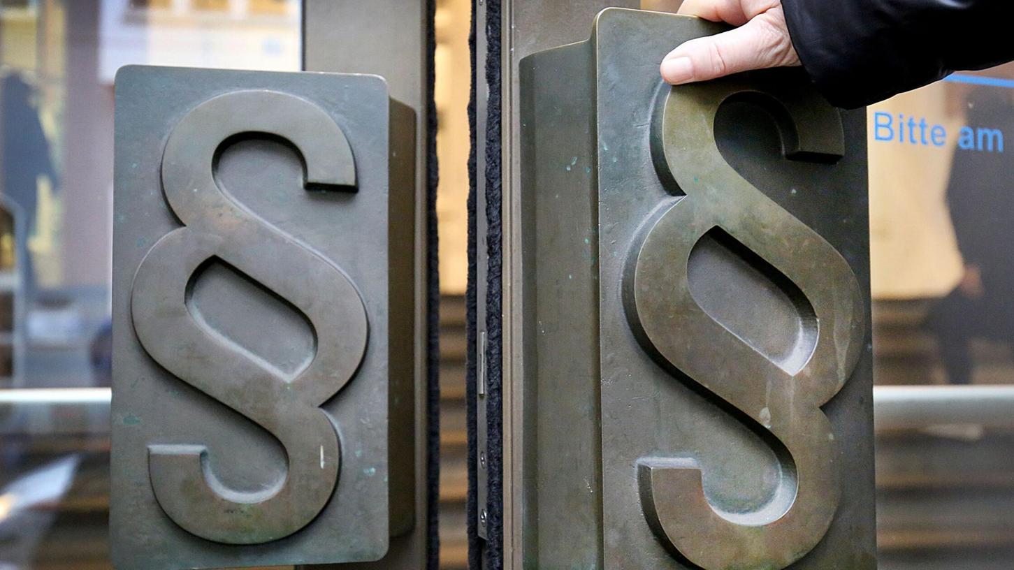 Bedeuten weniger Vorschriften auch eine Entlastung für den Staatshaushalt? Die CSU im bayerischen Landtag fordert einen „Vorschriften-Tüv“ als Reaktion auf die angespannte Haushaltslage. (Illustration) Bedeuten weniger Vorschriften auch eine Entlastung für den Staatshaushalt? Die CSU im bayerischen Landtag fordert einen „Vorschriften-Tüv“ als Reaktion auf die angespannte Haushaltslage. (Illustration)