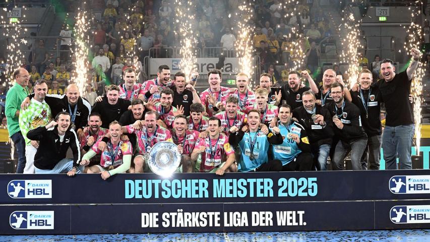 Bejubeln den Titel: Die Füchse Berlin. Bejubeln den Titel: Die Füchse Berlin.