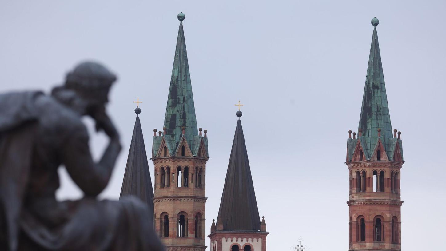 Im Würzburger Dom wurde kurz vor Pfingsten 2025 ein Diakon zum Priester geweiht. (Archivbild) Im Würzburger Dom wurde kurz vor Pfingsten 2025 ein Diakon zum Priester geweiht. (Archivbild)
