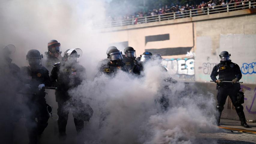Die Polizei vertrieb Demonstranten von einer Autobahn, die durch die Innenstadt führt. Die Polizei vertrieb Demonstranten von einer Autobahn, die durch die Innenstadt führt.