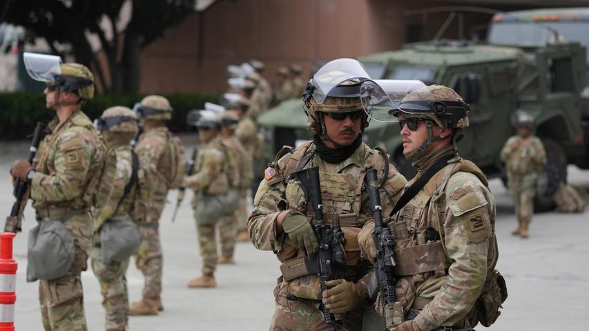 Soldaten der Nationalgarde marschierten vor einem Bundesgefängnis in Los Angeles auf. Soldaten der Nationalgarde marschierten vor einem Bundesgefängnis in Los Angeles auf.