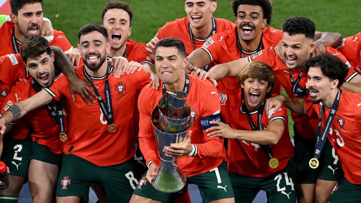 Cristiano Ronaldo (M.) genoss Portugals Triumph bei der Nations League sichtlich. Cristiano Ronaldo (M.) genoss Portugals Triumph bei der Nations League sichtlich.