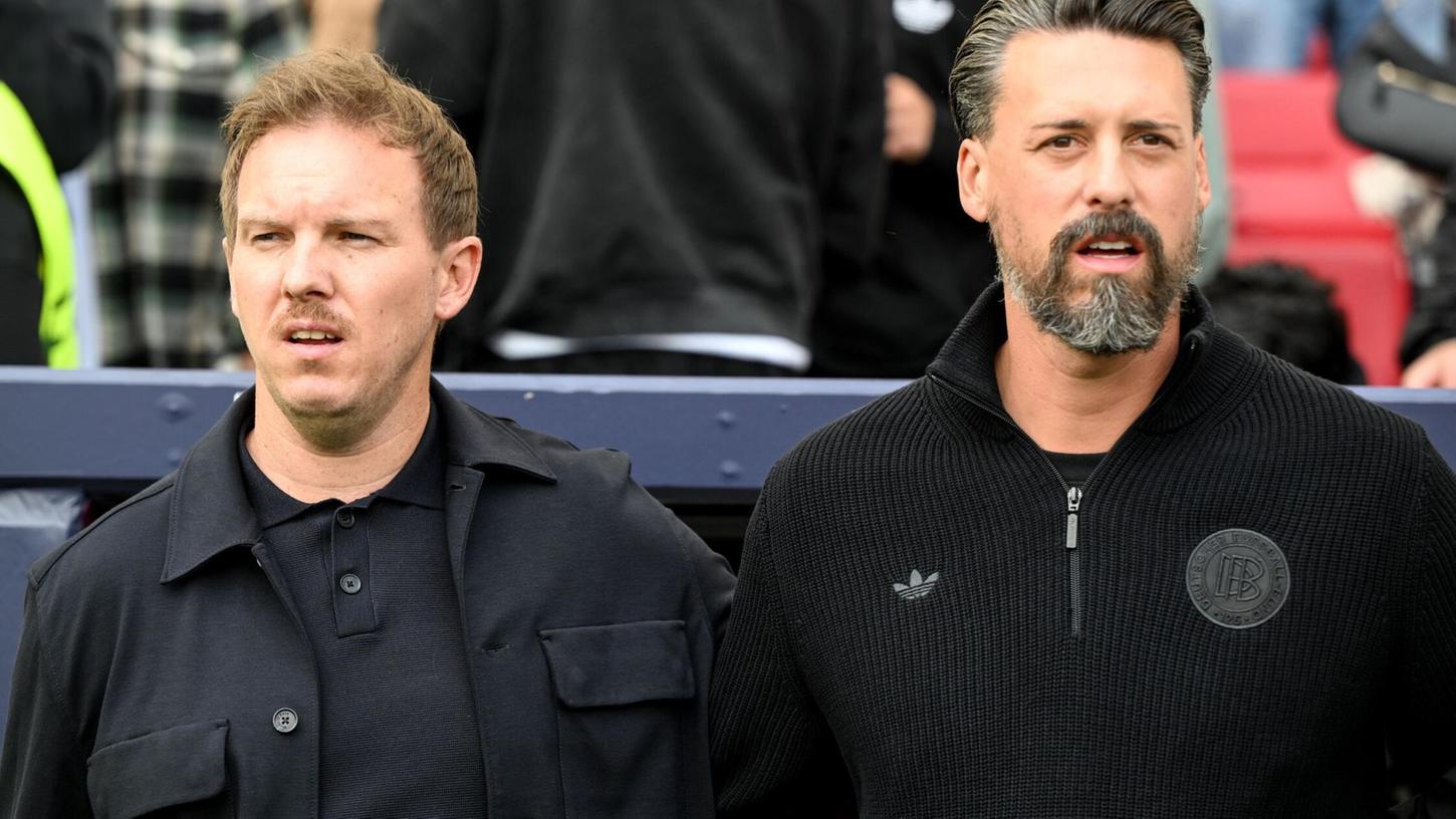 Vorm 0:2 gegen Frankreich singen Bundestrainer Julian Nagelsmann (l) und sein Assistent Sandro Wagner letztmals zusammen am Spielfeldrand die Nationalhymne. Vorm 0:2 gegen Frankreich singen Bundestrainer Julian Nagelsmann (l) und sein Assistent Sandro Wagner letztmals zusammen am Spielfeldrand die Nationalhymne.