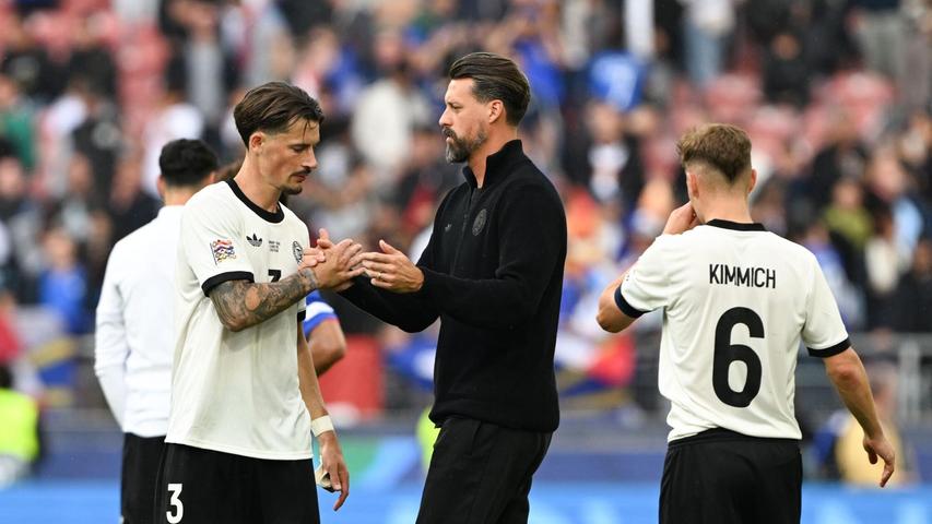 Servus Jungs: Sandro Wagner klatscht nach seinem letzten Länderspiel als Co-Trainer mit Robin Koch (l) ab. Rechts Kapitän Joshua Kimmich. Servus Jungs: Sandro Wagner klatscht nach seinem letzten Länderspiel als Co-Trainer mit Robin Koch (l) ab. Rechts Kapitän Joshua Kimmich.
