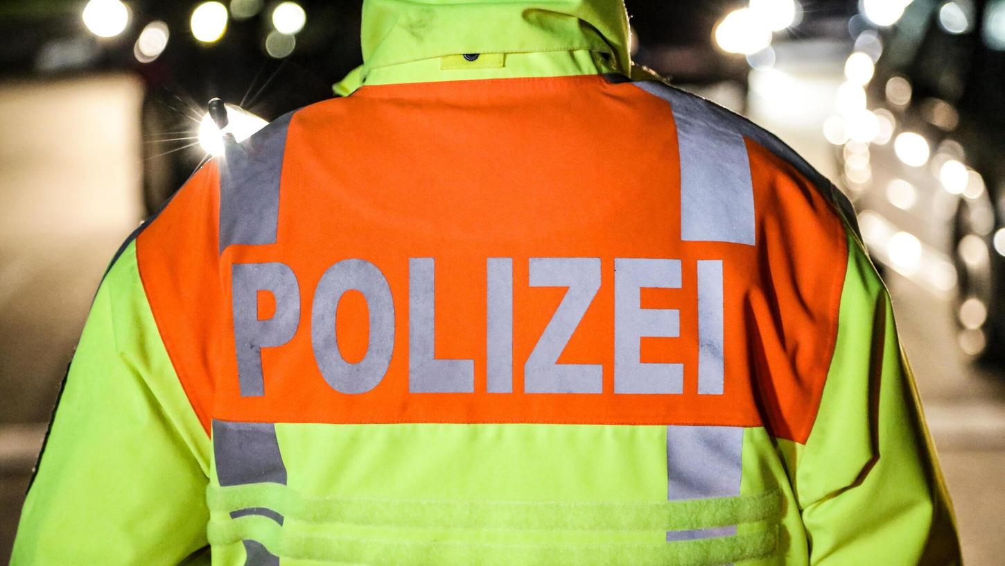 Bei Schwaig gelang es der Polizei, den Mann zu stopen (Symbolfoto). Bei Schwaig gelang es der Polizei, den Mann zu stopen (Symbolfoto).