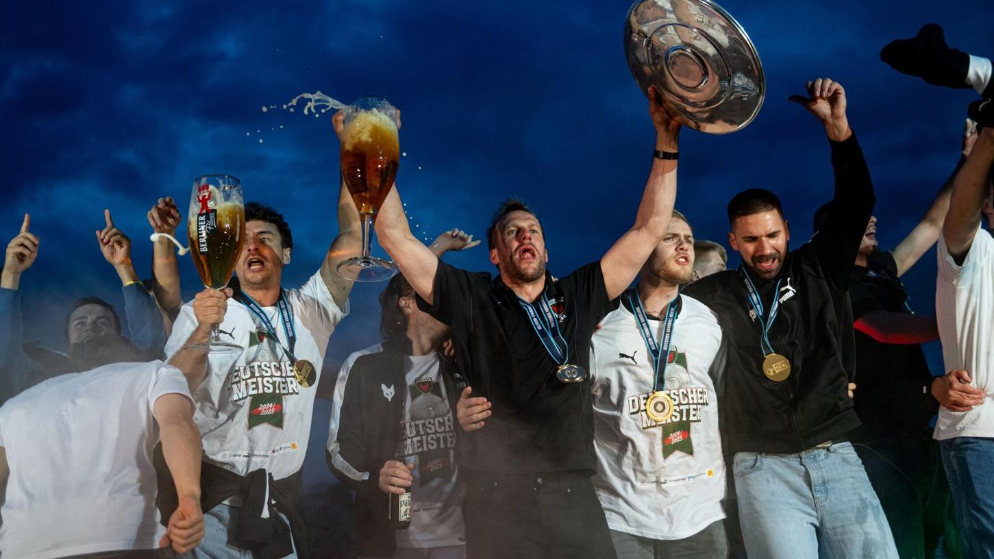 Völlig losgelöst: Füchse feiern den Bundesliga-Titel. Völlig losgelöst: Füchse feiern den Bundesliga-Titel.