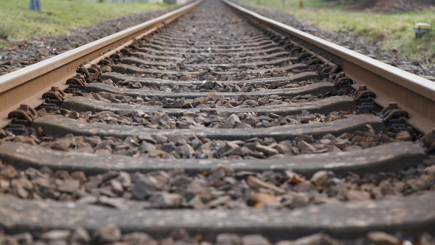 Ein Betrunkener hat am Montagmorgen die Gleise überquert und konnte sich gerade noch vor einem heranfahrenden Zug retten. (Symbolbild) Ein Betrunkener hat am Montagmorgen die Gleise überquert und konnte sich gerade noch vor einem heranfahrenden Zug retten. (Symbolbild)