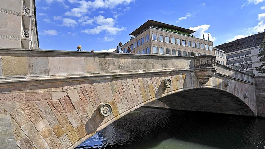 Die Nürnberger Fleischbrücke wurde 1596 bis 1598 nach dem Vorbild der Rialto-Brücke in Venedig erbaut. Das auf über 2000 Eichenpfählen gegründete Bauwerk war über die Jahre instabil geworden. Inzwischen wurde die Tragfähigkeit der Brücke wiederhergestellt und eine Abdichtung unter dem neuen Straßenbelag aufgebracht.