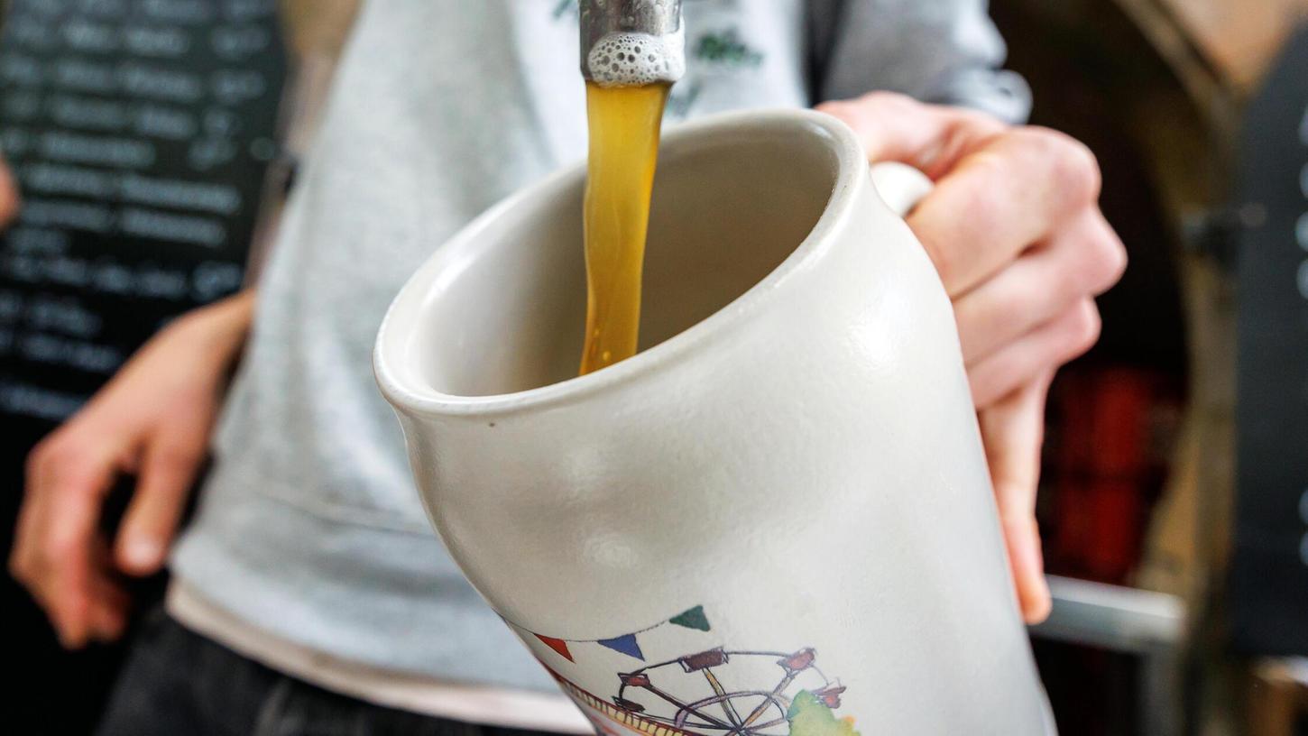 Mit seinem Bierkrug ging der Münchner auf einen Bergbesucher los. Mit seinem Bierkrug ging der Münchner auf einen Bergbesucher los.