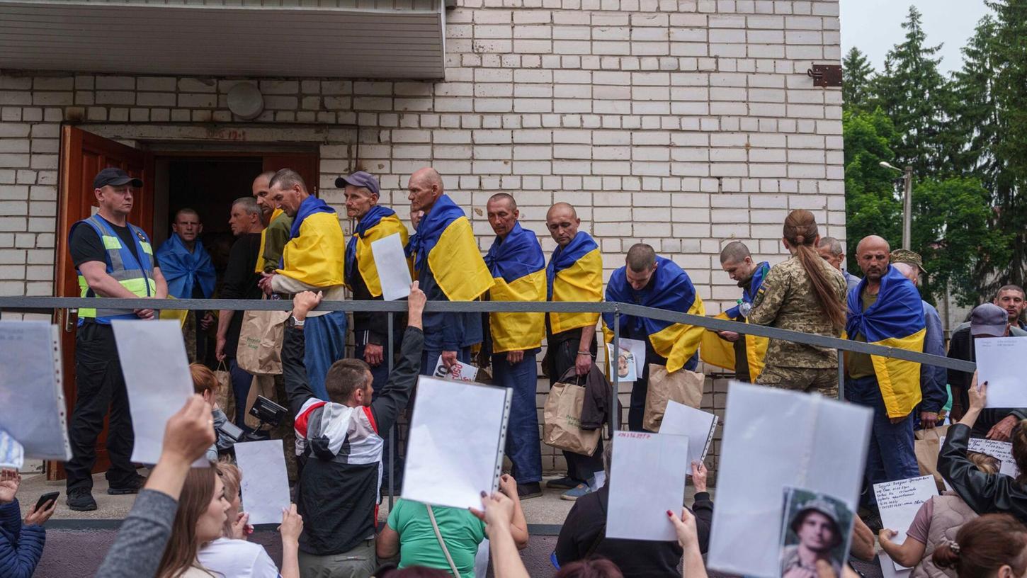 Eine neue Gruppe ukrainischer und russischer Kriegsgefangener sind bei einem Austausch freigekommen (Archivbild) Eine neue Gruppe ukrainischer und russischer Kriegsgefangener sind bei einem Austausch freigekommen (Archivbild)