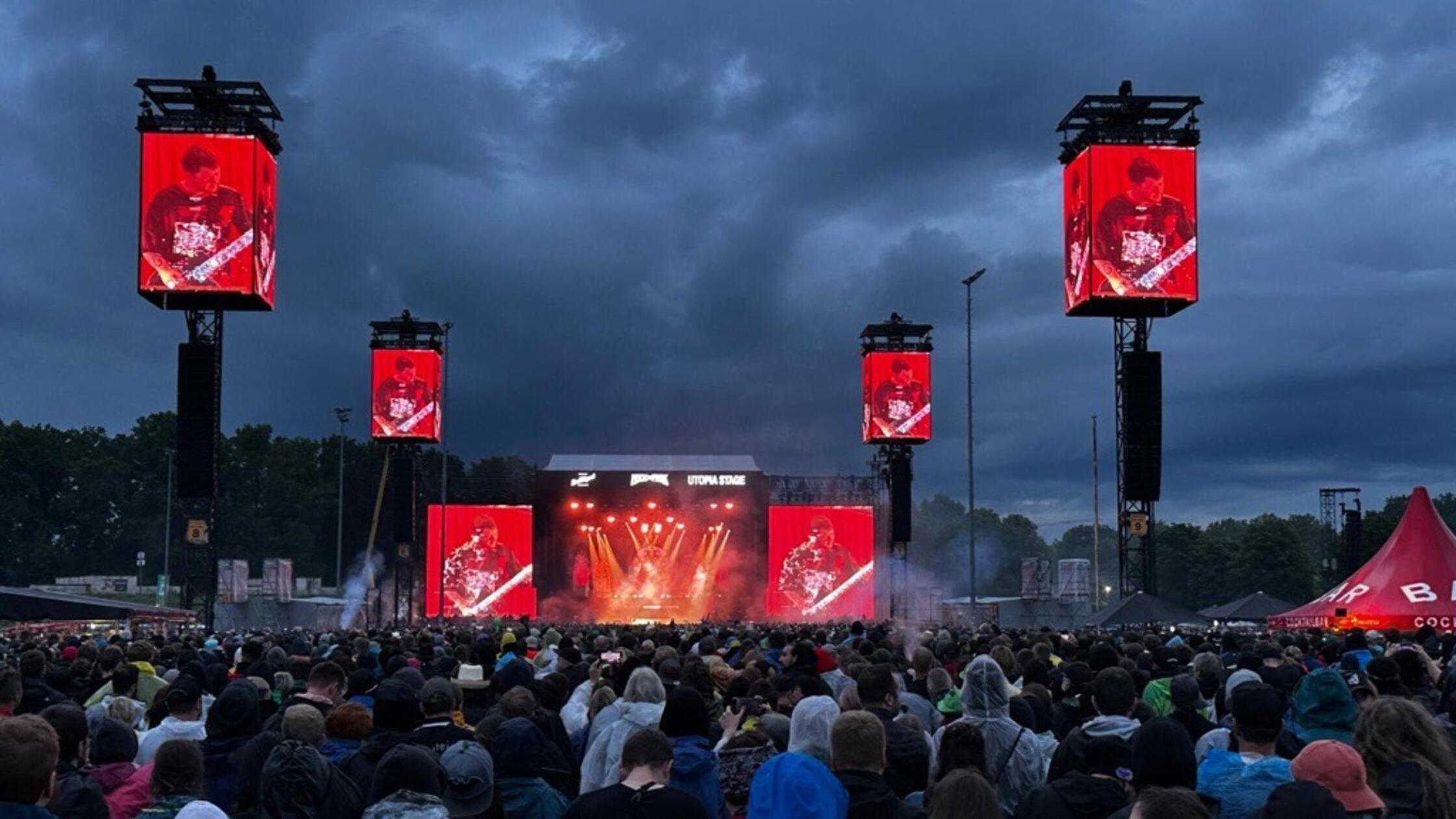 Die Band Bring me the horizon startet vor dunkler Wolkenkulisse.